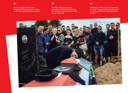 fotografia z wystawy Białoruś. Droga do wolności. pogrzeb jednej z ofiar protestu. przykryta historyczną białoruską flagą trumna leży na piachu, dookoła ludzie, kobieta pochyla się nad trumną.